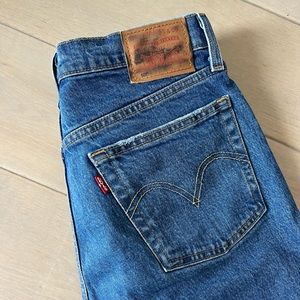 Women’s Levi 501 jeans. W28 L26.